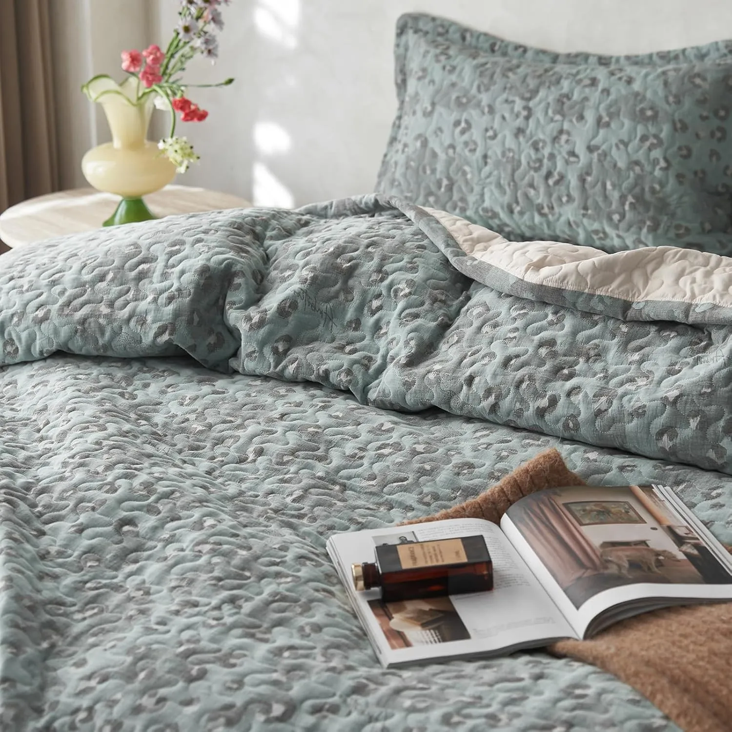 mixinni Leopard Print Quilt Set Queen Size Soft Cotton Double-Laye Retro Blue Animal Pattern Quilt Bedding Set Farmhouse Bedspread Coverlet Sets, 3-Pieces Including Pillow Shams (90x90 Inches)
