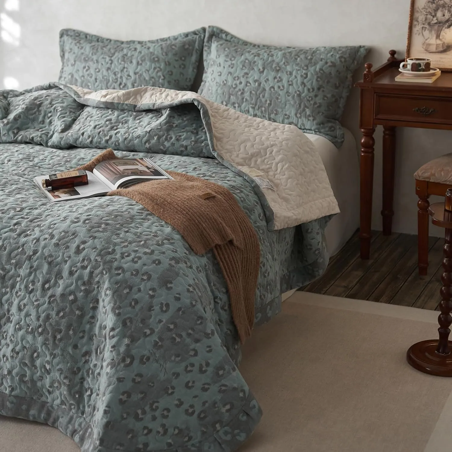 mixinni Leopard Print Quilt Set Queen Size Soft Cotton Double-Laye Retro Blue Animal Pattern Quilt Bedding Set Farmhouse Bedspread Coverlet Sets, 3-Pieces Including Pillow Shams (90x90 Inches)