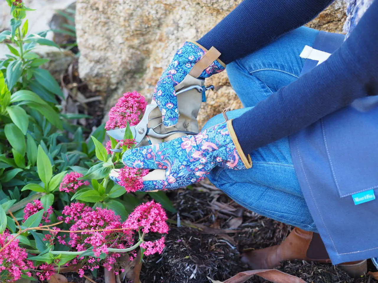 Outdoor Garden Gift Set ⎹ Garden Gloves, Secateurs, Apron ⎹ Large Gift Box