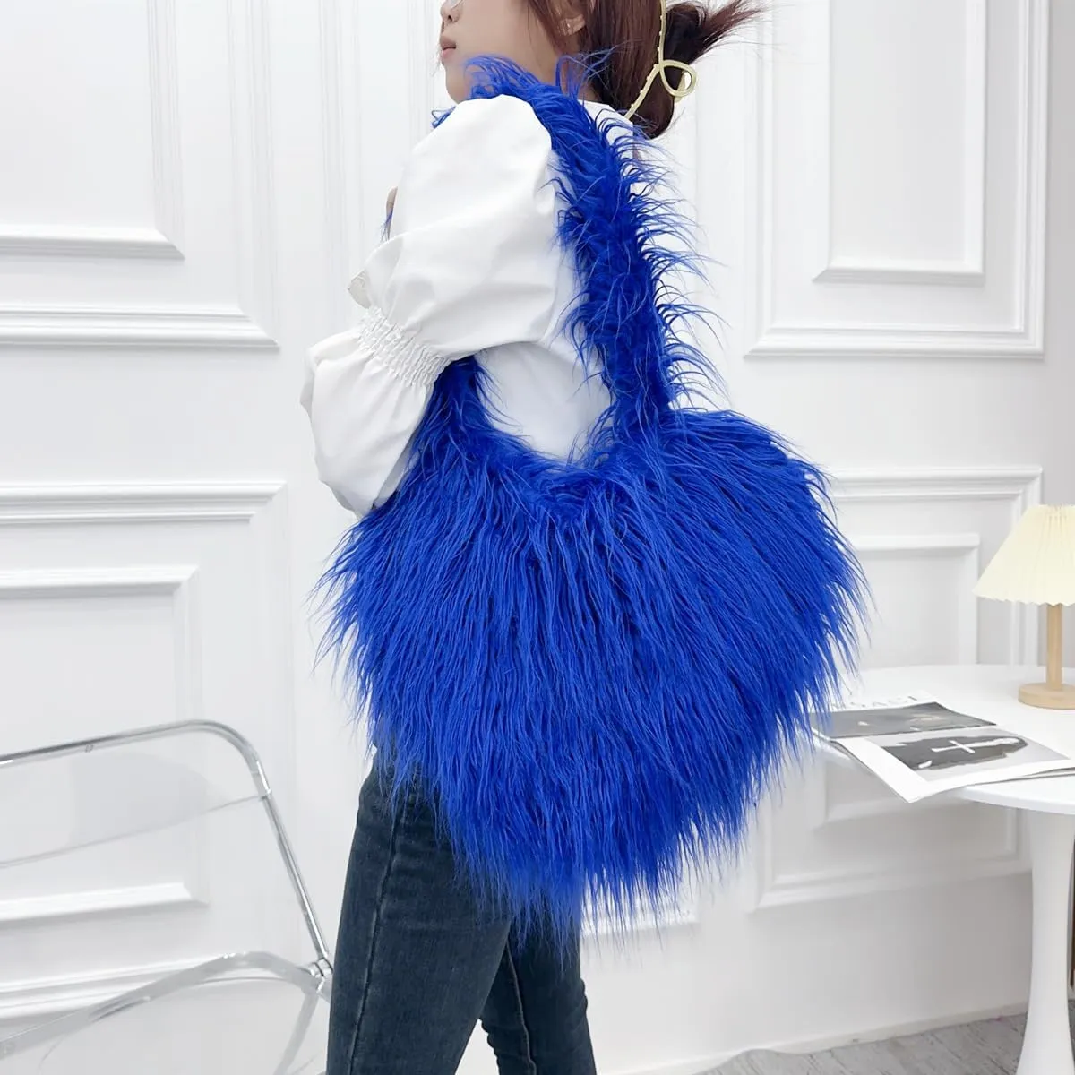 Women's Faux Fur Shoulder Bag Fleece Retro Shoulder Bag Fluffy Crossbody Bag Bag Love Shape Solid Color Purse